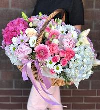 Композиция солнечный день в Курьяново Цветочная композиция из Розы, Хризантемы, Пионы и Лизиантусы в корзине в Курьяново