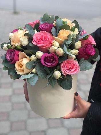 Цветочная композиция из Розы в шляпной коробке в Курьяново