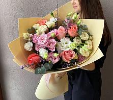 Букет цветов из:  Розы, Лизиантусы и Гвоздики в Курьяново