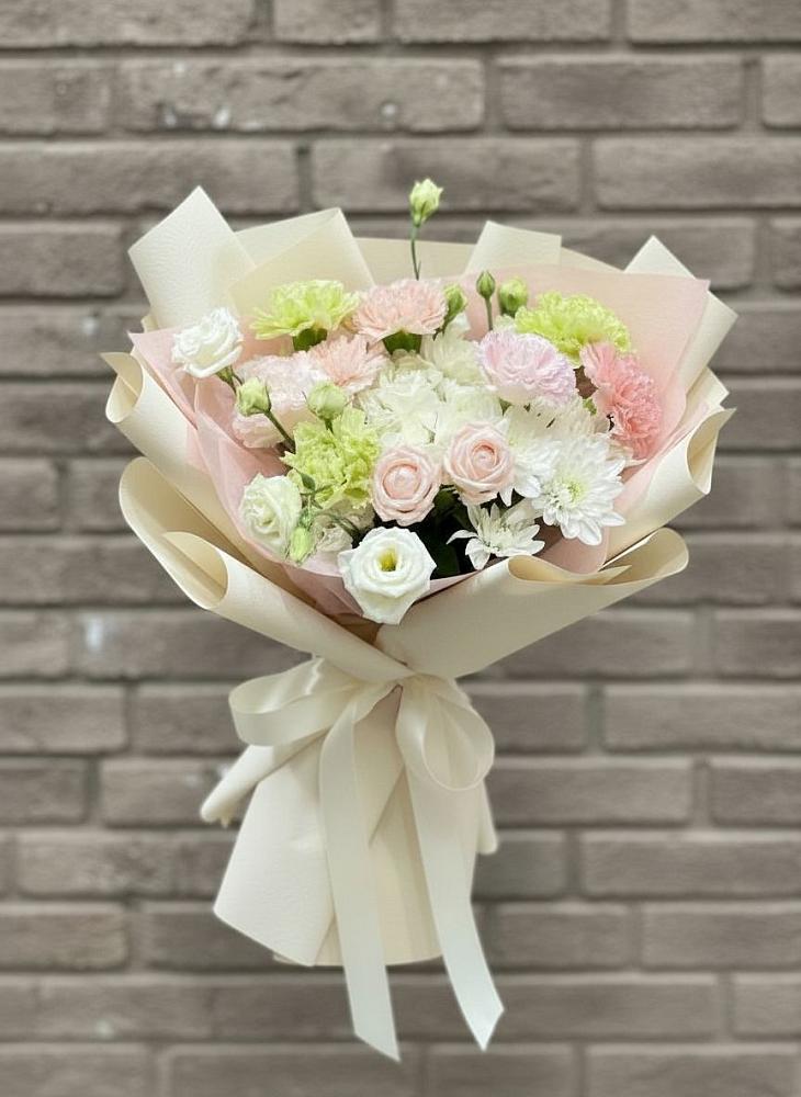 Букет цветов из: Гвоздики, Розы, Лизиантусы и Хризантемы в Курьяново