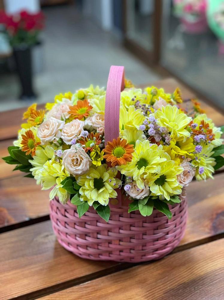 Цветочная композиция из Хризантемы и Розы в корзине в Курьяново