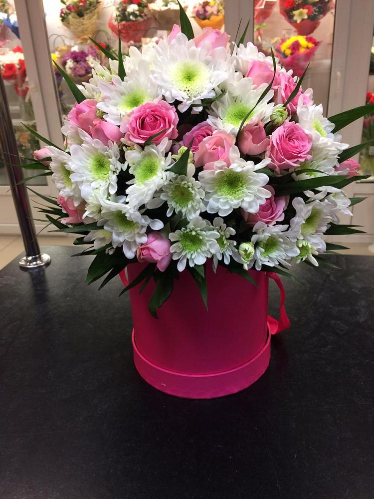 Цветочная композиция из Розы и Хризантемы в шляпной коробке в Курьяново