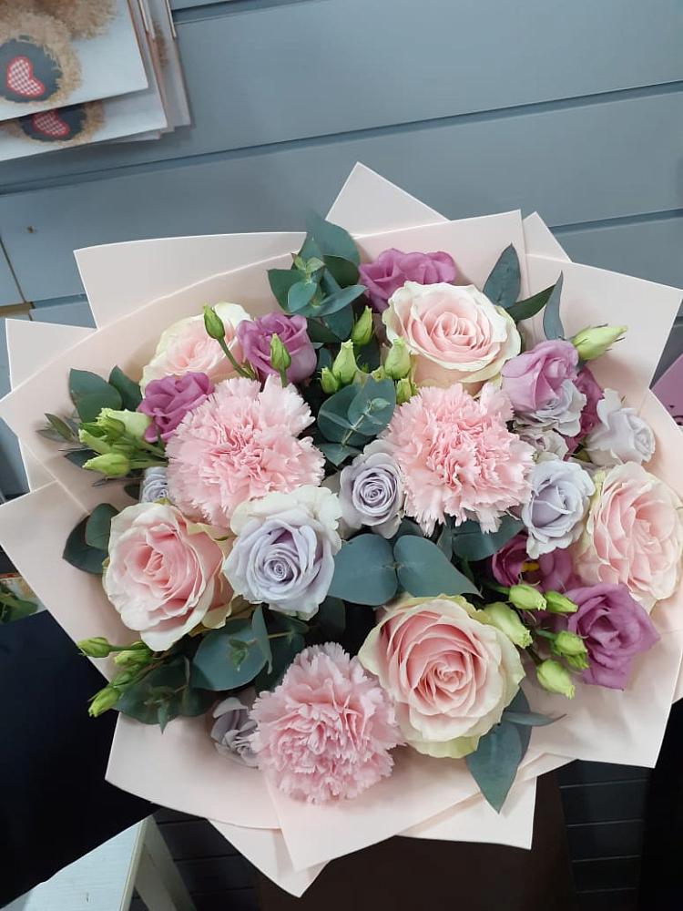 Букет цветов из: Розы, Гвоздики и Лизиантусы в Курьяново