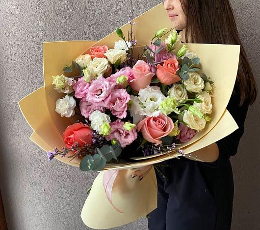 Букет цветов из: Розы, Лизиантусы и Гвоздики в Курьяново